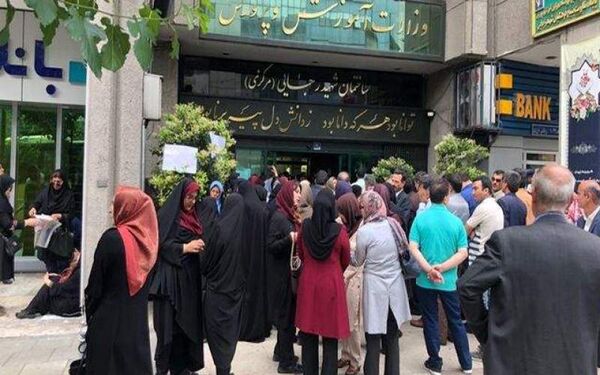 تجمع جمعی از معلمان مقابل آموزش و پرورش استان تهران