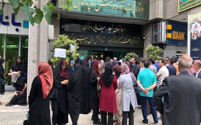 تجمع جمعی از معلمان مقابل آموزش و پرورش استان تهران