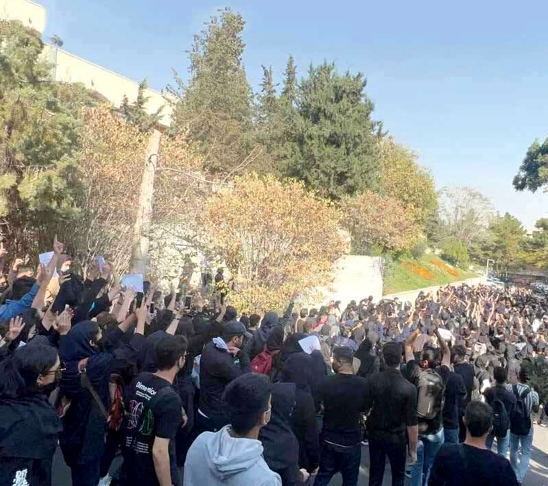دانشگاه در محاصره خشم و صف‌آرایی دانشجویان