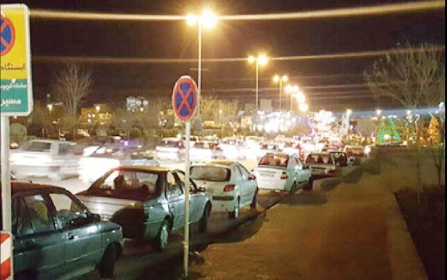 
غیرفعال شدن کارت‌های آزاد صف‌ پمپ‌بنزین‌ها را طولانی می‌کند