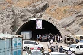 کارگران پروژه تونل آزادراه منجیل تجمع کردند