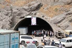 کارگران پروژه تونل آزادراه منجیل تجمع کردند