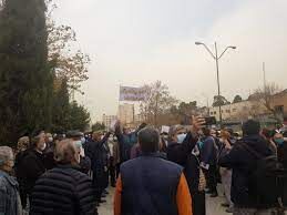 بیمه‌شدگان تامین اجتماعی مقابل مجلس تجمع کردند