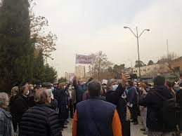 بیمه‌شدگان تامین اجتماعی مقابل مجلس تجمع کردند