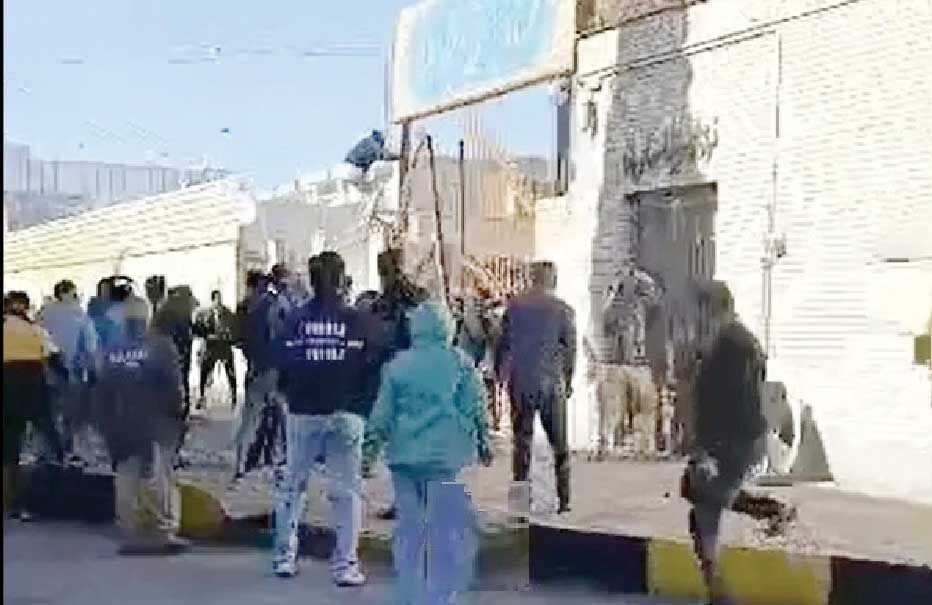 
تنش در تجمع اعتراضی مردم مقابل فرمانداری فسا