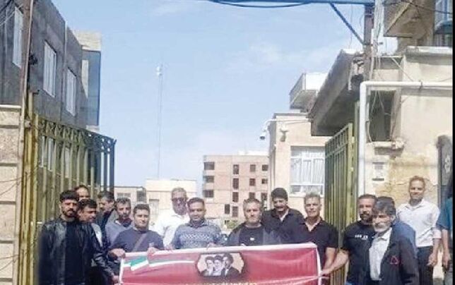 تجمع کارگران بیکارشده فاز دوم پالایشگاه گاز ایلام مقابل اداره کار
