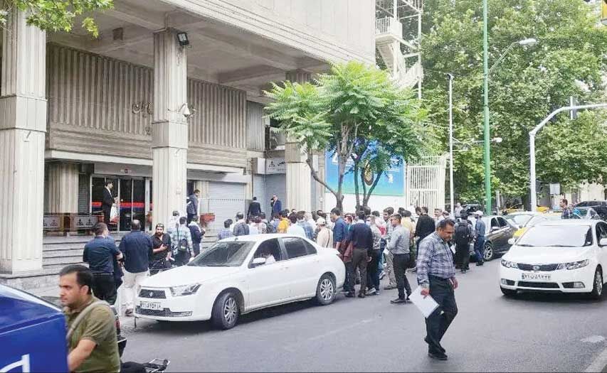 تجمع نیروهای رسمی نفت مقابل وزارتخانه
