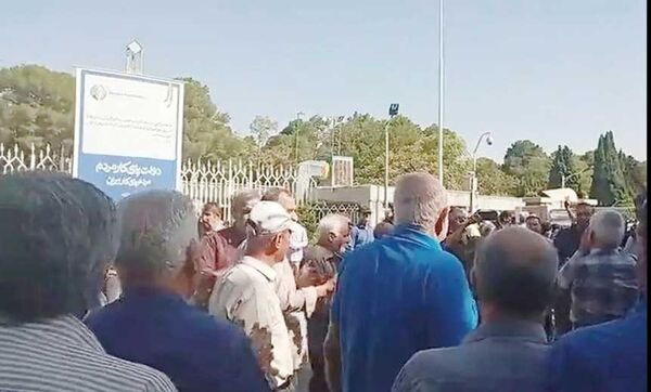 ادامه تجمع بازنشستگان مخابرات 

در چند استان