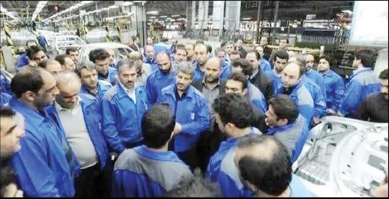 اعتراض کارگران ایران خودروی تبریز در محوطه کارخانه