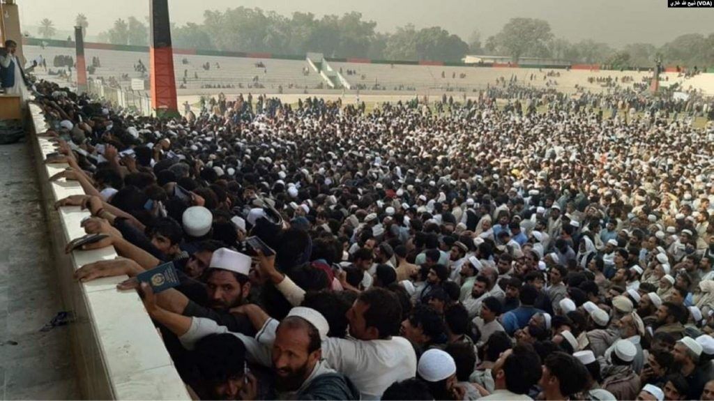کشته شدن 12زنِ افغان در صف اخذ ویزای پاکستان