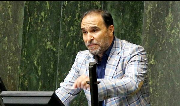 
کسی که به مذاکره فکر می‌کند، یا دیوانه است یا مهره دنیای استکبار