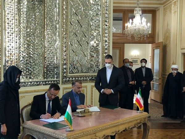 
امضای سه سند همکاری  میان ایران و مجارستان
