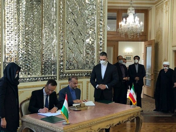 
امضای سه سند همکاری  میان ایران و مجارستان
