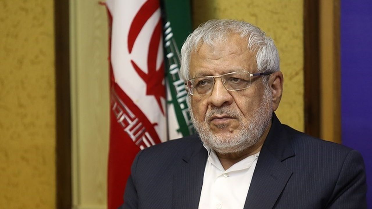 بهزاد نبوی فرسوده است و با عصا راه می‌رود 