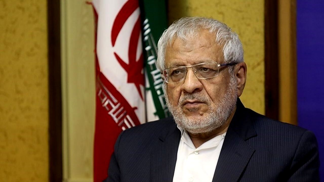 بهزاد نبوی فرسوده است و با عصا راه می‌رود 