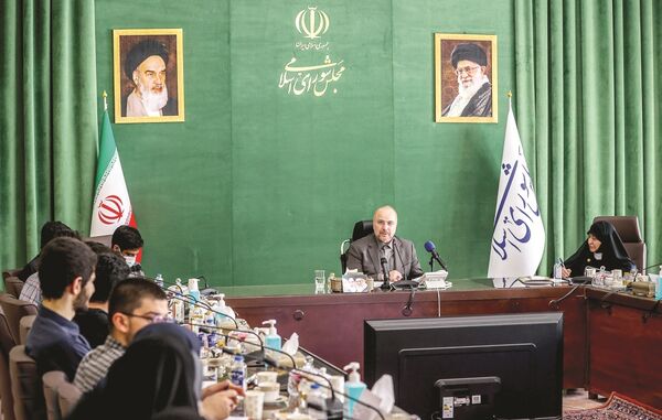 


قبایی گشاد بر تن آقای رئیس