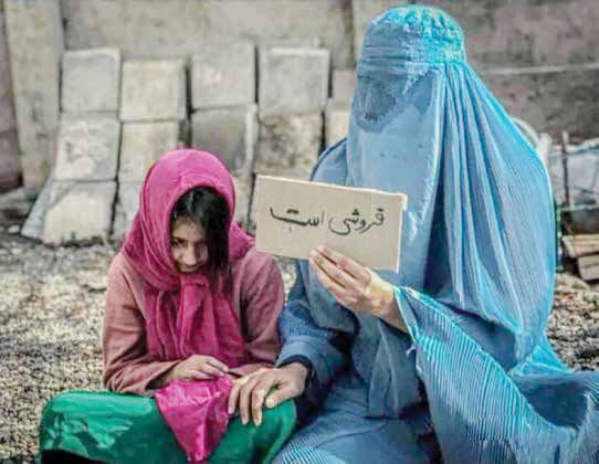 
نگاه خیره به یک زخم کهنه 
