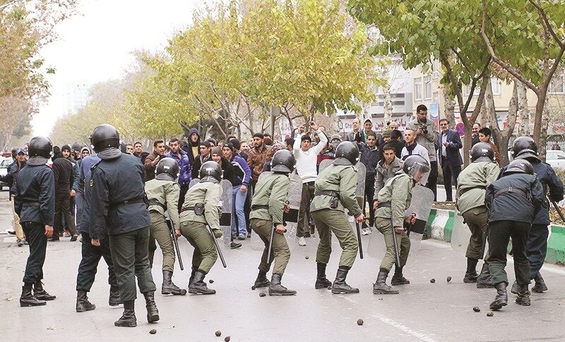 
دولت و معترضانی که هیچکدام کوتاه نمی‌آیند
