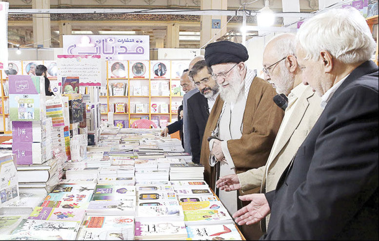نباید فضای مجازی جای کتابخوانی را بگیرد