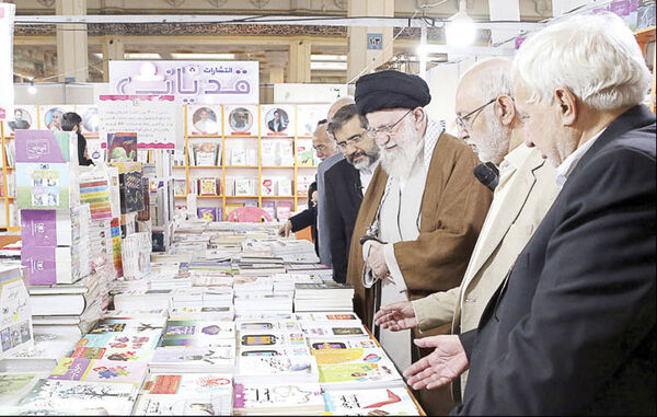 نباید فضای مجازی جای کتابخوانی را بگیرد