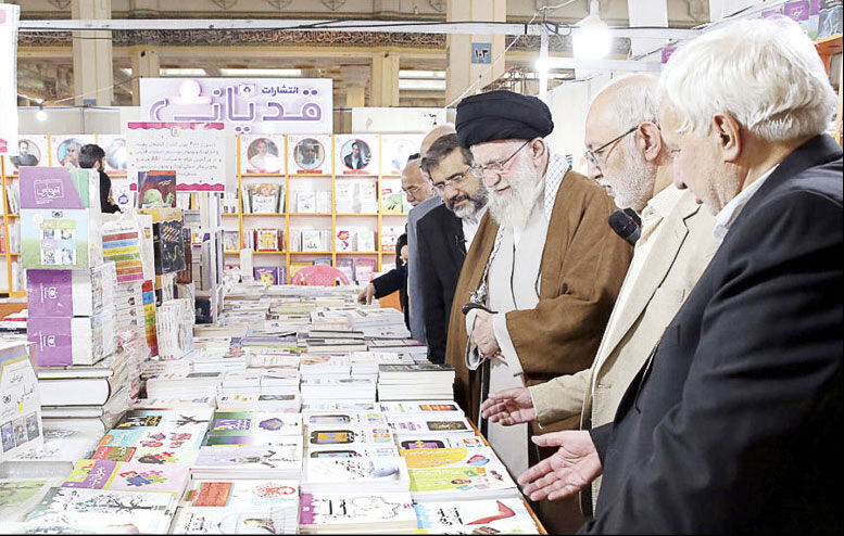 نباید فضای مجازی جای کتابخوانی را بگیرد