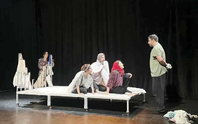 چند پیرزن عزم خروج از سرای سالمندان را دارند