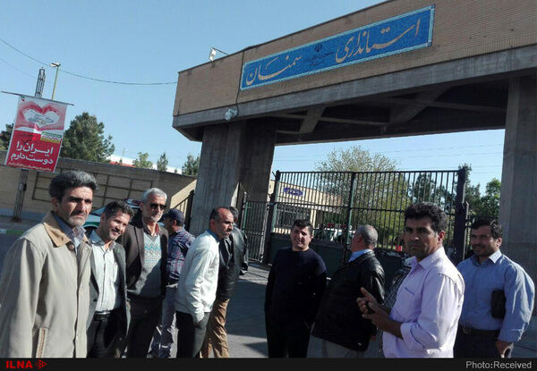 تجمع کارگران رنگین نخ مقابل استانداری سمنان