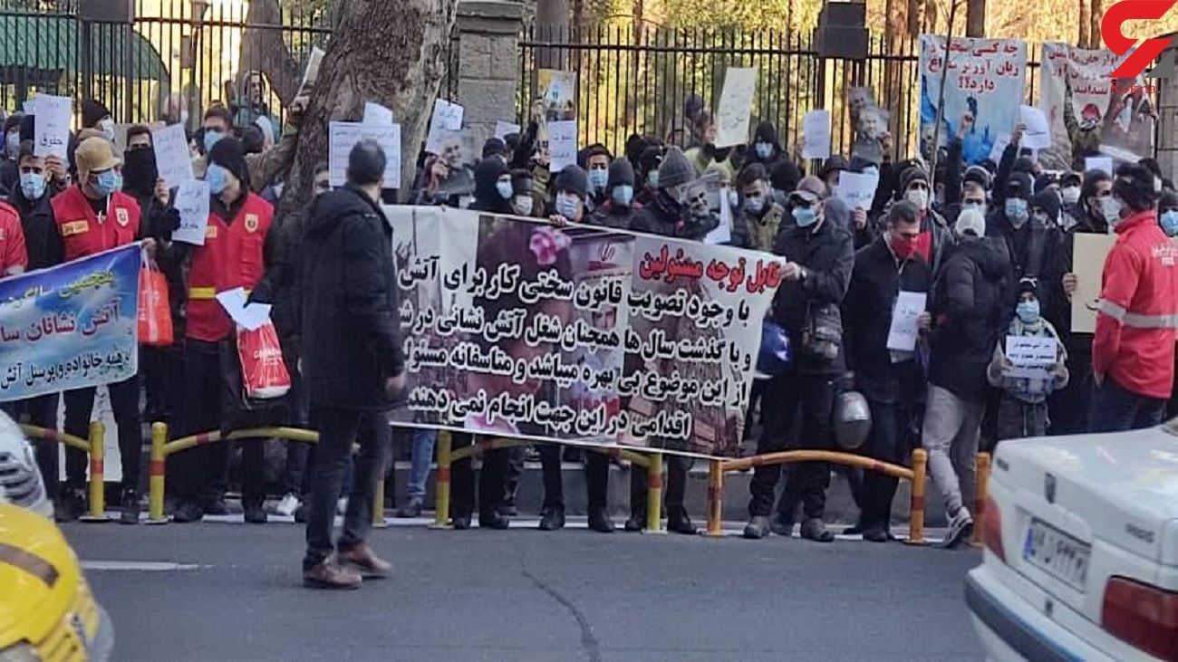 تجمع اعتراضی آتش‌نشانان مقابل شهرداری تهران