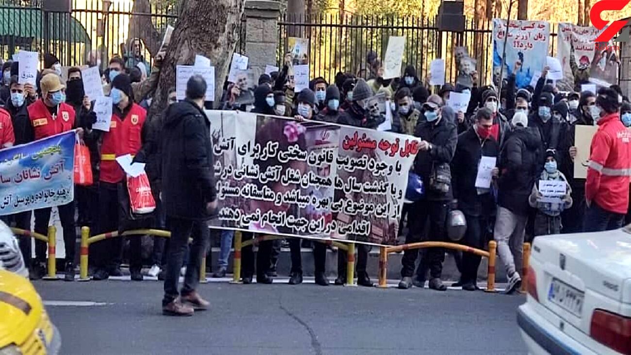 تجمع اعتراضی آتش‌نشانان مقابل شهرداری تهران