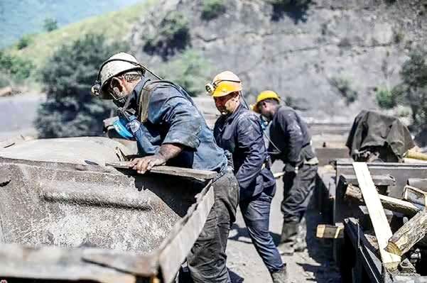 معدنچیان: در آستانة بازنشستگی بیکار شدیم
