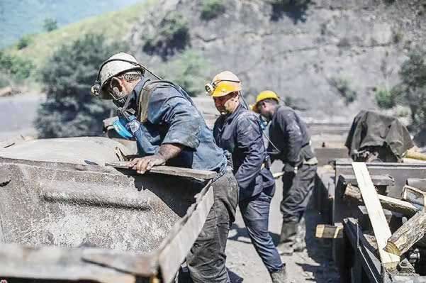 معدنچیان: در آستانة بازنشستگی بیکار شدیم
