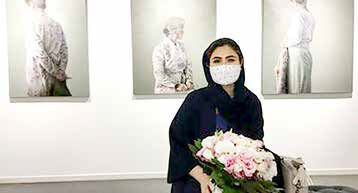 
ایستاده در دروازه تردید 