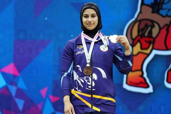 چهارمی و ششمی دختران وزنه‌

