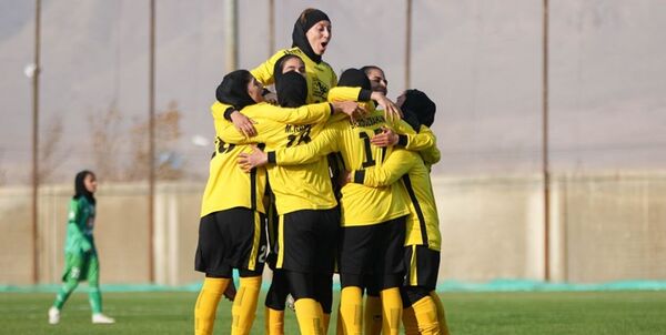 سه دختر سپاهانی زیر نظر اروپایی‌ها