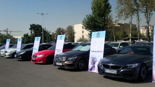 برخورد پلیس با «دور دور»در خیابان