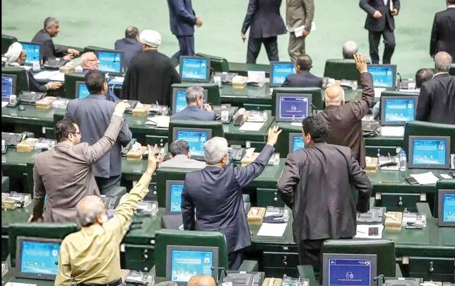 مجلس در سکوت، تصویب طرح جنجالی مقابله با نفوذ را پیش می‌برد
