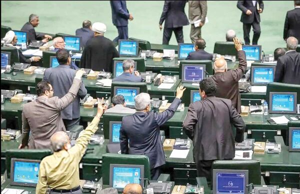 مجلس در سکوت، تصویب طرح جنجالی مقابله با نفوذ را پیش می‌برد