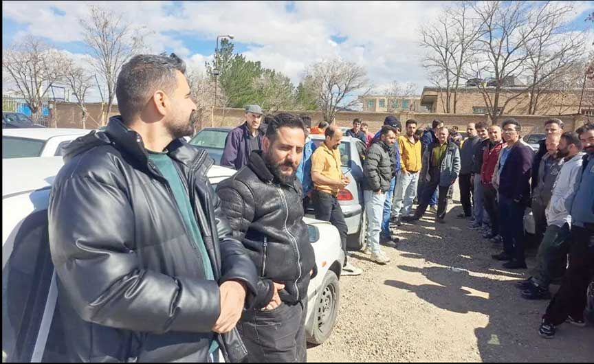 تجمع کارگران فولاد سیادن ابهر 

در اعتراض به تعطیلی کارخانه