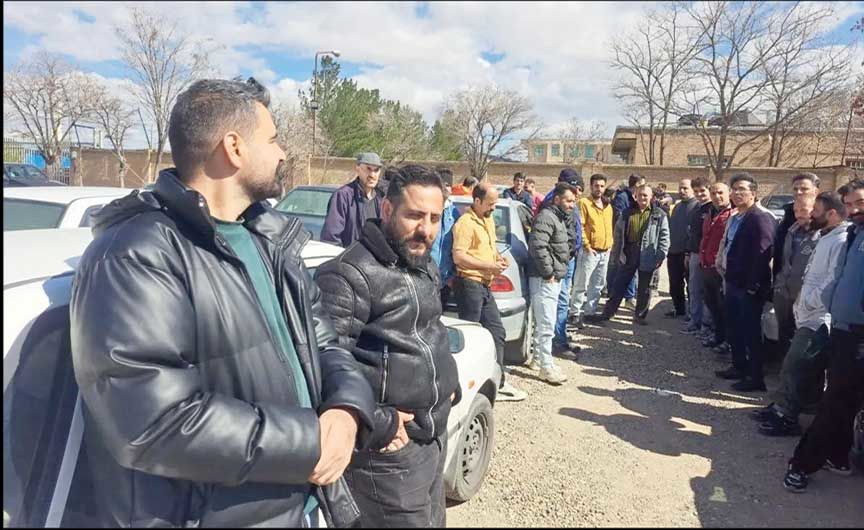 تجمع کارگران فولاد سیادن ابهر 

در اعتراض به تعطیلی کارخانه