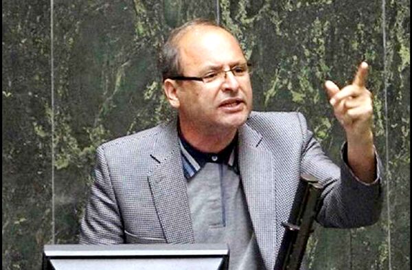 
در شهرستان‌ها پول داده‌ بودند که افراد در تظاهرات شرکت کنند و شعار بدهند
