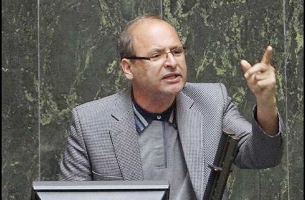 
در شهرستان‌ها پول داده‌ بودند که افراد در تظاهرات شرکت کنند و شعار بدهند