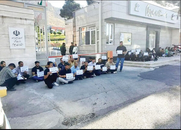 تجمع کارگران ارغوان‌گستر 

مقابل استانداری ایلام