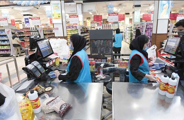 اعتراض کارکنان فروشگاه رفاه به وضعیت معیشتی و بیمه‌ای