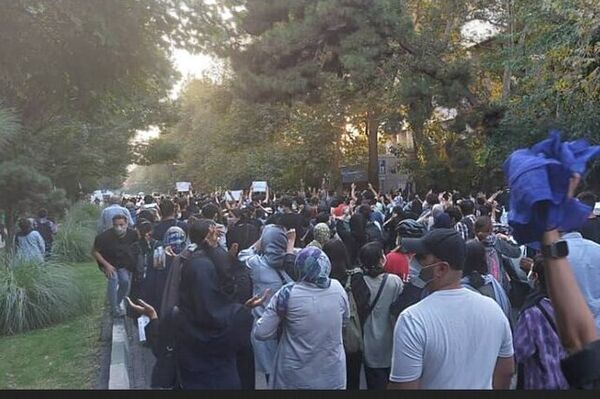 برگزاری تجمعاتی در اعتراض به عملکرد گشت ارشاد در تهران