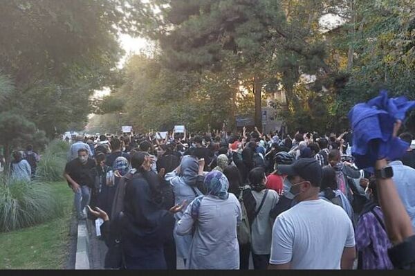 برگزاری تجمعاتی در اعتراض به عملکرد گشت ارشاد در تهران