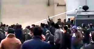 

چرایی استفاده از ماشین آب‌پاش علیه زلزله‌زدگان خوی