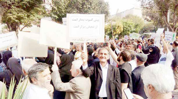 بازنشستگان به نبود سه‌جانبه‌گرایی در صندوق‌های بیمه‌ای معترض‌اند