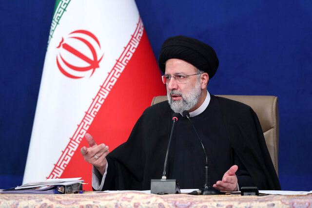 
دولت اسیر حاشیه‌ها نمی‌شود
