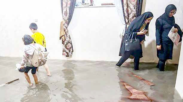 
سرگردان روی آب و در محاصره بی‌تدبیری