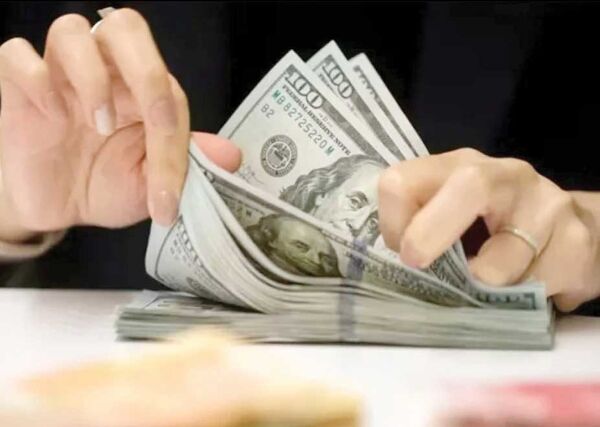 
سایه سنگین کاخ سفید و تنگه هرمز بر سر ریال